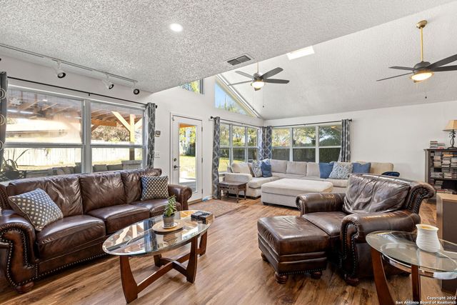 713 Fawndale Ln, Windcrest, TX 78239