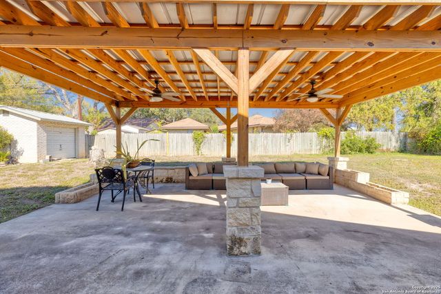 713 Fawndale Ln, Windcrest, TX 78239