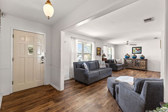 713 Fawndale Ln, Windcrest, TX 78239