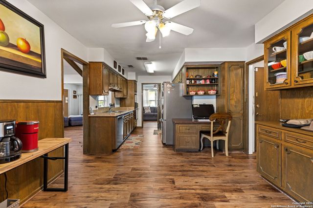 713 Fawndale Ln, Windcrest, TX 78239