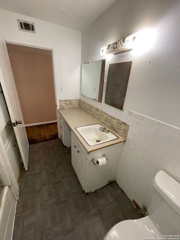 910 Grosvenor, San Antonio, TX 78221