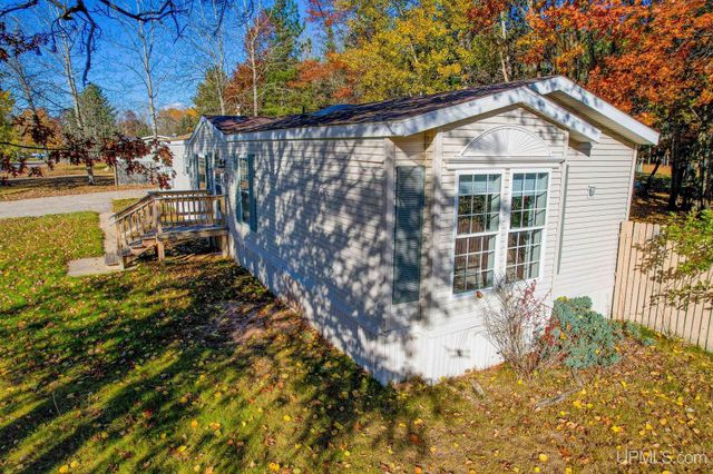 1 Pinewood Drive, Gladstone, MI 49837