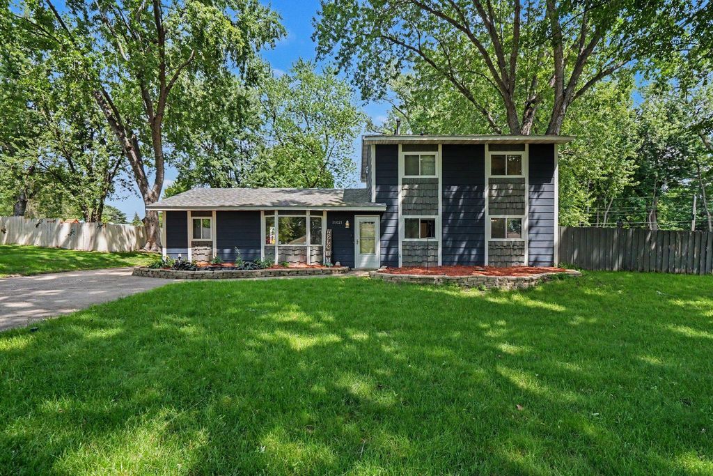10021 Redwood Street NW, Coon Rapids, MN 55433