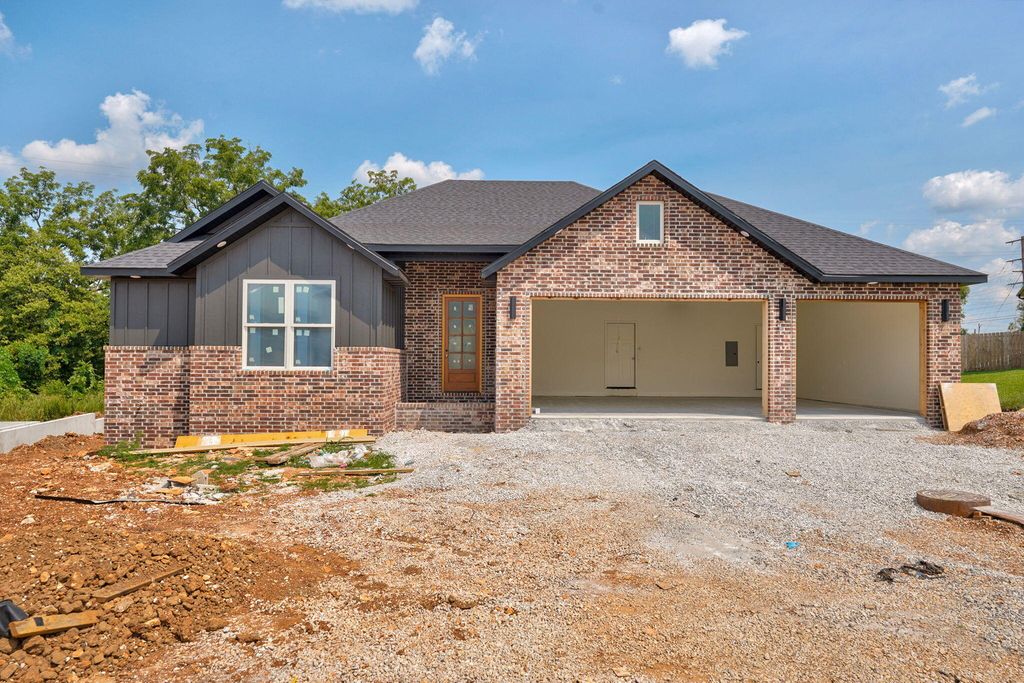 4972 S Sycamore Avenue, Springfield, MO 65810
