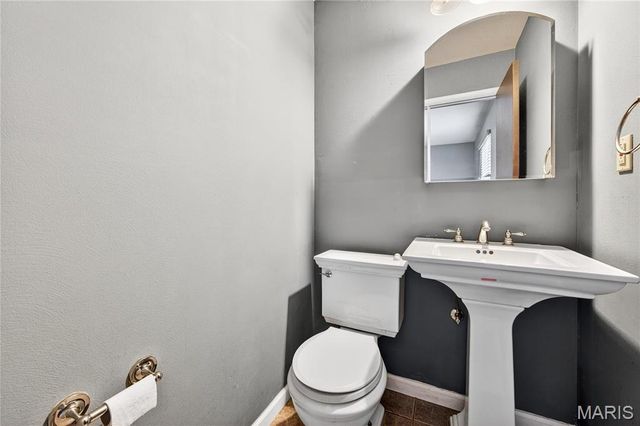 2715 Creekwood Manor Lane, St Louis, MO 63125