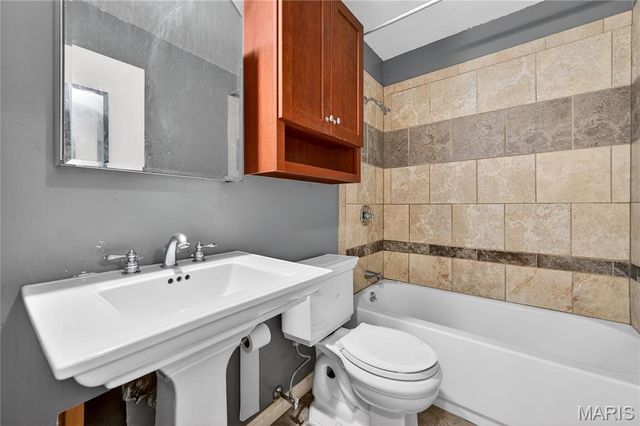 2715 Creekwood Manor Lane, St Louis, MO 63125