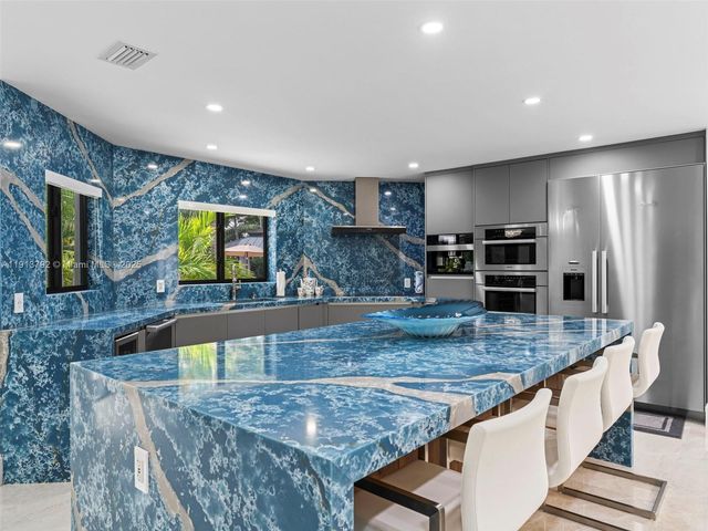 6180 Pine Tree Dr, Miami Beach, FL 33140