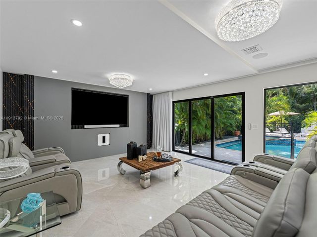 6180 Pine Tree Dr, Miami Beach, FL 33140