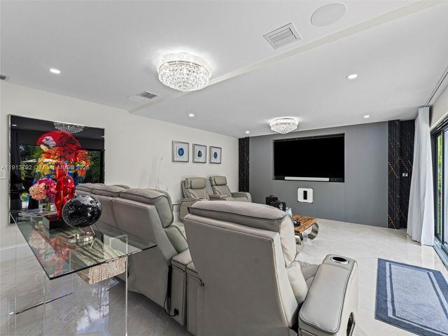 6180 Pine Tree Dr, Miami Beach, FL 33140