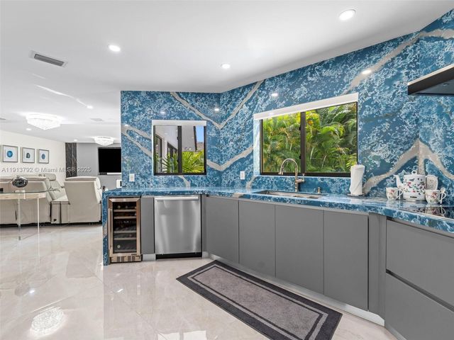 6180 Pine Tree Dr, Miami Beach, FL 33140