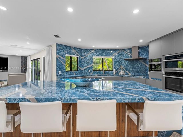 6180 Pine Tree Dr, Miami Beach, FL 33140