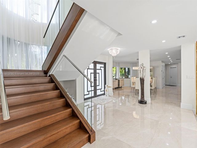 6180 Pine Tree Dr, Miami Beach, FL 33140