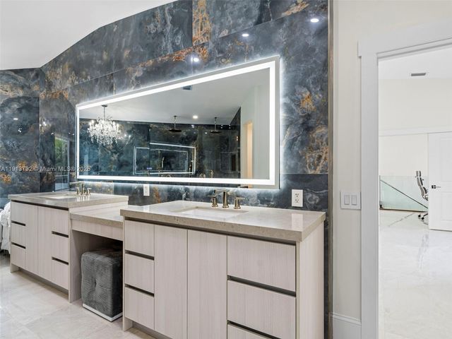 6180 Pine Tree Dr, Miami Beach, FL 33140