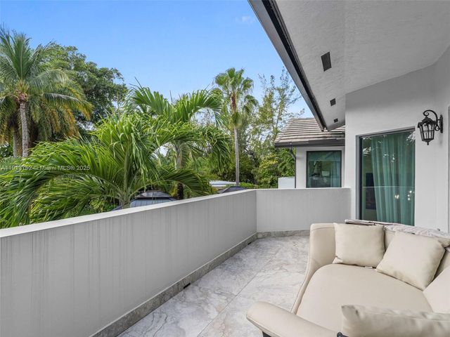 6180 Pine Tree Dr, Miami Beach, FL 33140