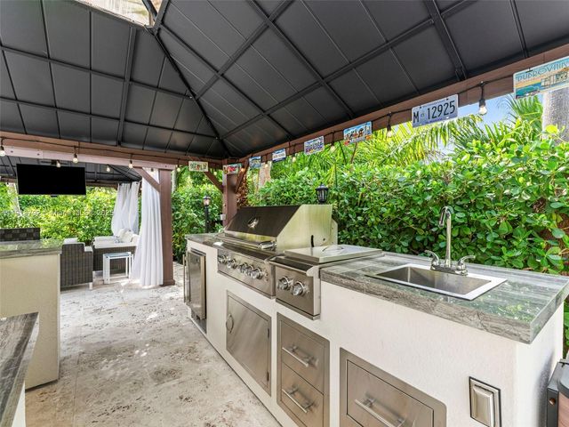 6180 Pine Tree Dr, Miami Beach, FL 33140