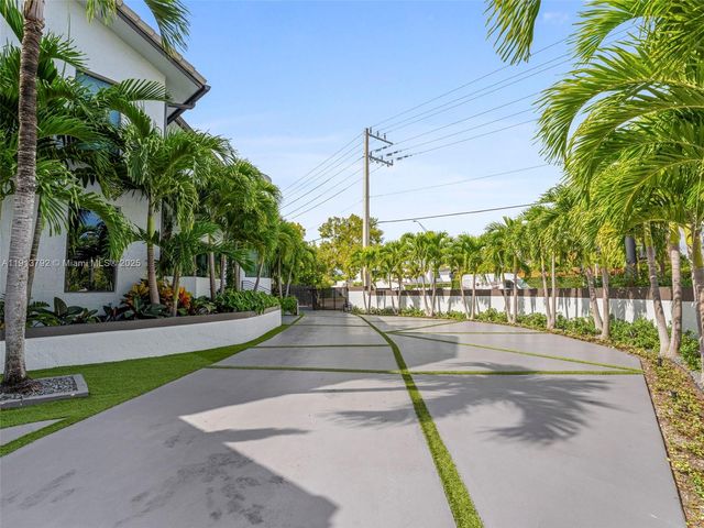 6180 Pine Tree Dr, Miami Beach, FL 33140