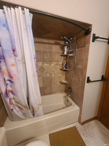 2107 Cambridge Dr Apt B, Goshen, IN 46528