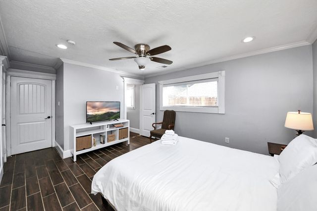 8607 Shadow Crest Street, Houston, TX 77074