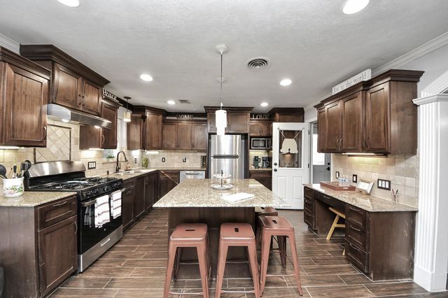 8607 Shadow Crest Street, Houston, TX 77074