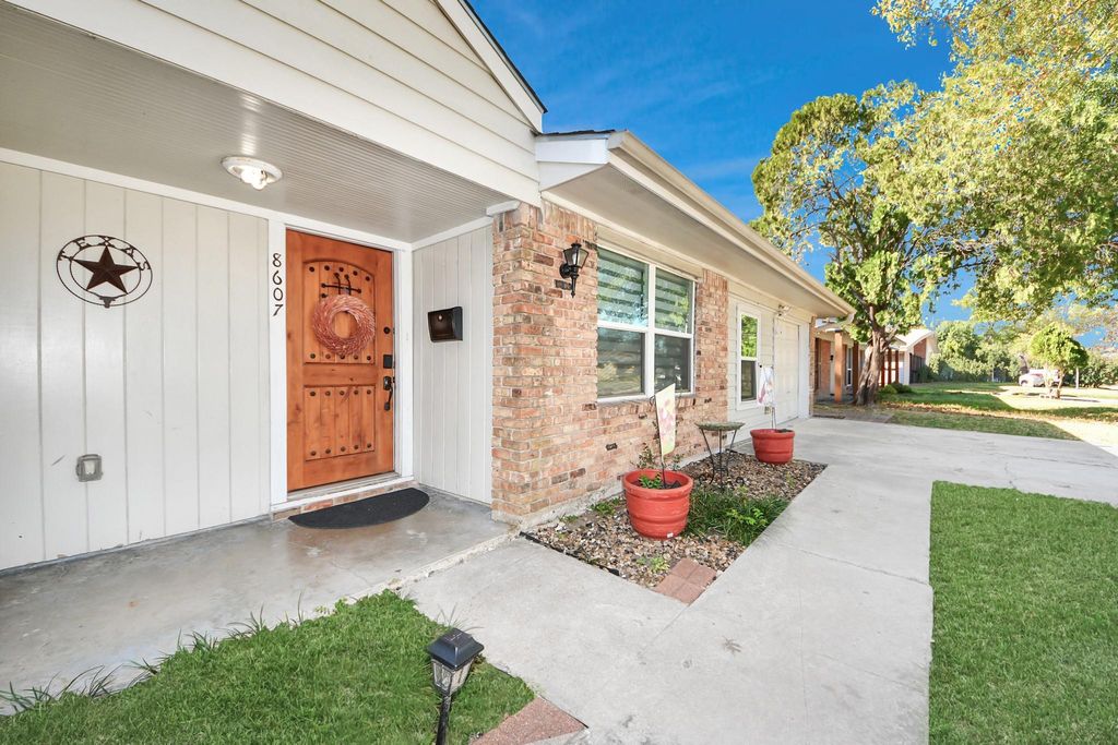 8607 Shadow Crest Street, Houston, TX 77074