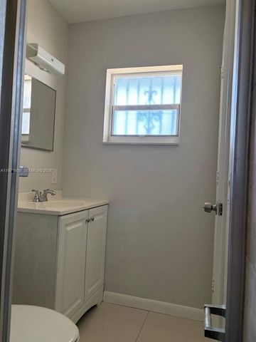 35 NE 13th St 1-2, Fort Lauderdale, FL 33304