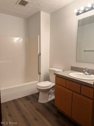 1898 Springfield Lake Boulevard 105, Akron, OH 44312