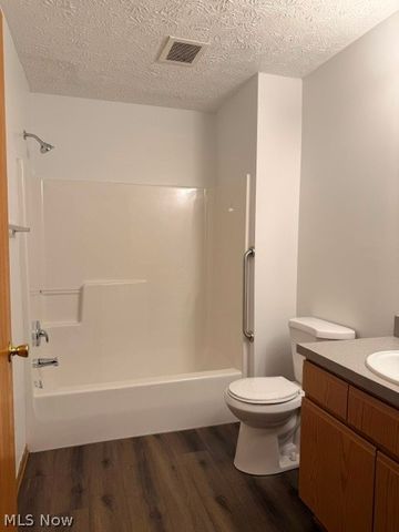 1898 Springfield Lake Boulevard 105, Akron, OH 44312