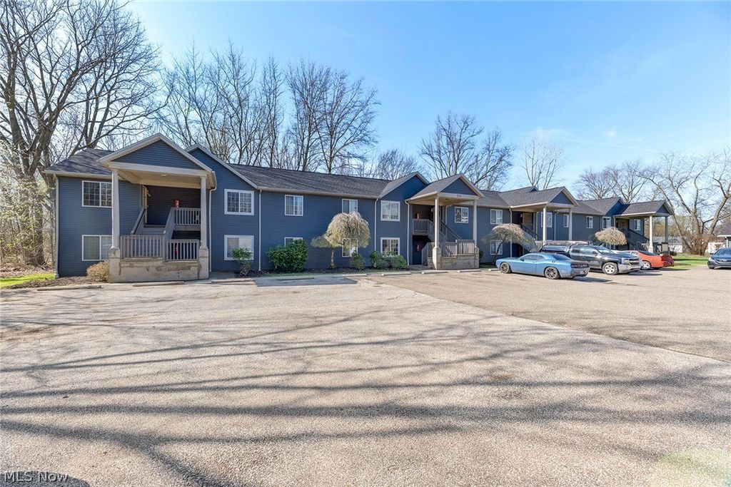 1898 Springfield Lake Boulevard 105, Akron, OH 44312