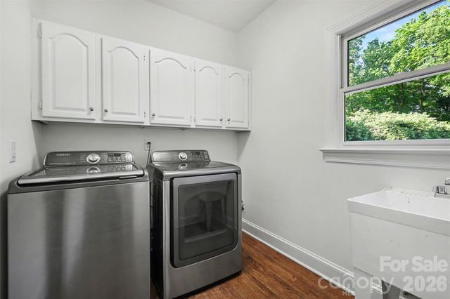6123 Glen Manor Drive, Charlotte, NC 28269