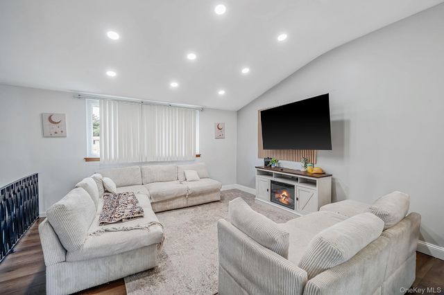 10 Arrowhead Court, South Setauket, NY 11720