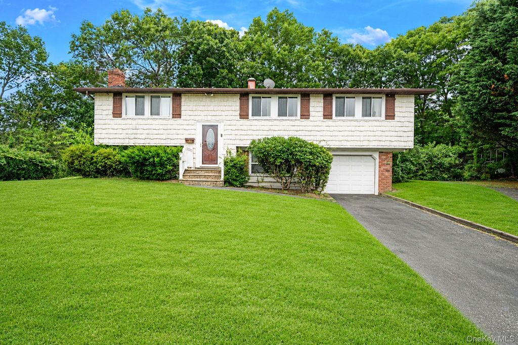 10 Arrowhead Court, South Setauket, NY 11720