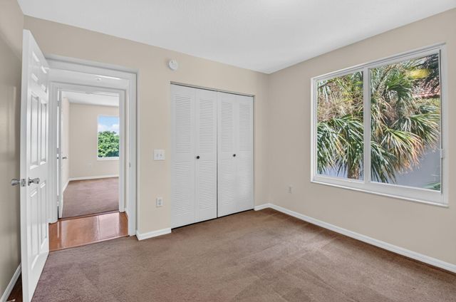 417 Villa Circle, Boynton Beach, FL 33435
