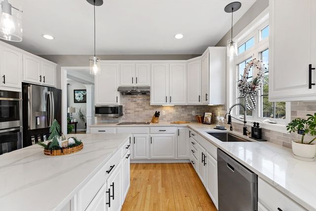 520 Raymond Rd, Plymouth, MA 02360