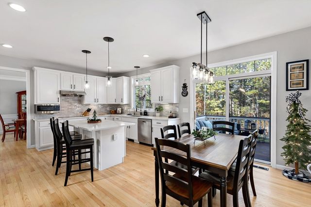 520 Raymond Rd, Plymouth, MA 02360