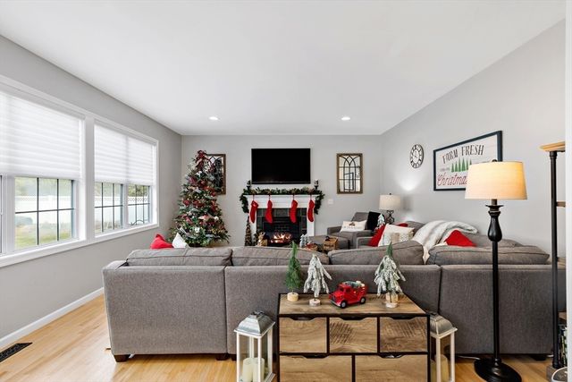 520 Raymond Rd, Plymouth, MA 02360