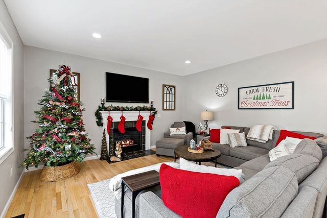 520 Raymond Rd, Plymouth, MA 02360