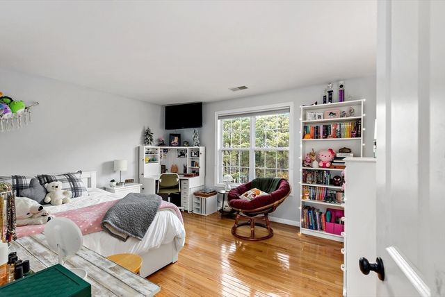 520 Raymond Rd, Plymouth, MA 02360