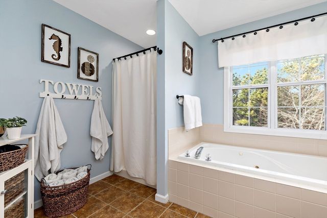 520 Raymond Rd, Plymouth, MA 02360