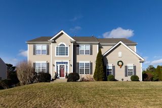 520 Raymond Rd, Plymouth, MA 02360