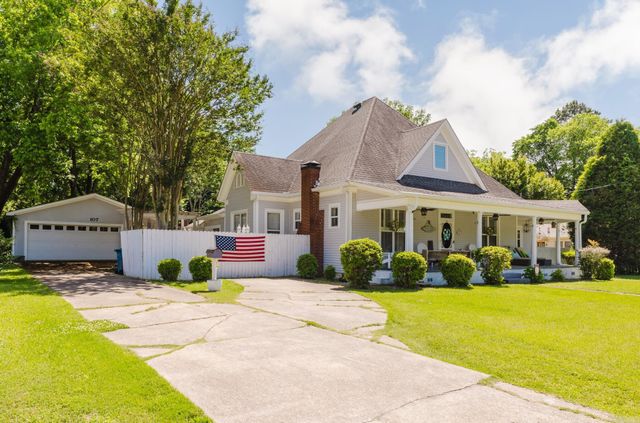 107 E Sullenberger Avenue, Malvern, AR 72104