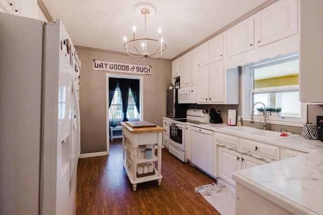107 E Sullenberger Avenue, Malvern, AR 72104