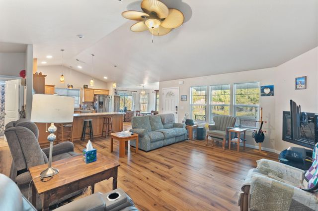 8576 E Evans Creek Road, Rogue River, OR 97537