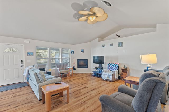 8576 E Evans Creek Road, Rogue River, OR 97537