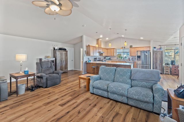 8576 E Evans Creek Road, Rogue River, OR 97537