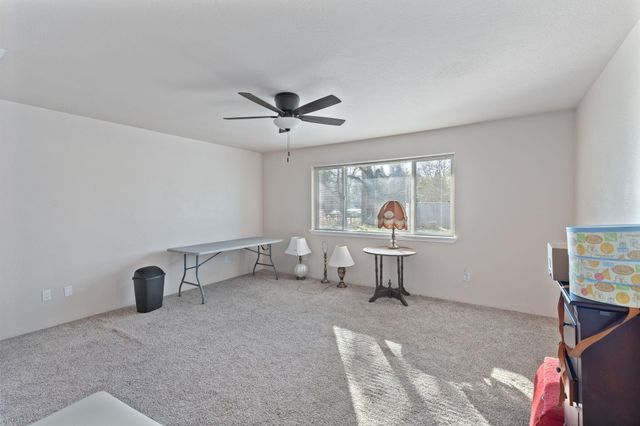 8576 E Evans Creek Road, Rogue River, OR 97537