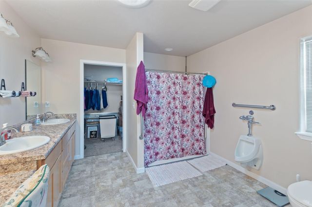 8576 E Evans Creek Road, Rogue River, OR 97537