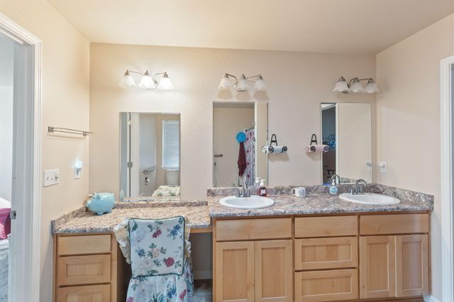 8576 E Evans Creek Road, Rogue River, OR 97537