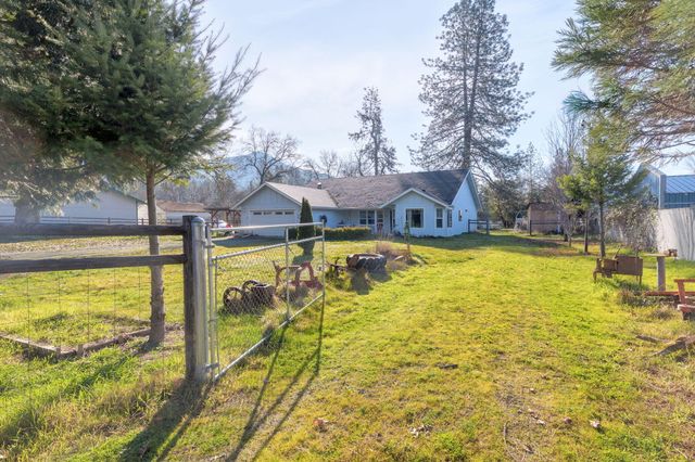 8576 E Evans Creek Road, Rogue River, OR 97537