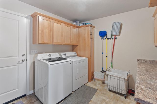 8576 E Evans Creek Road, Rogue River, OR 97537