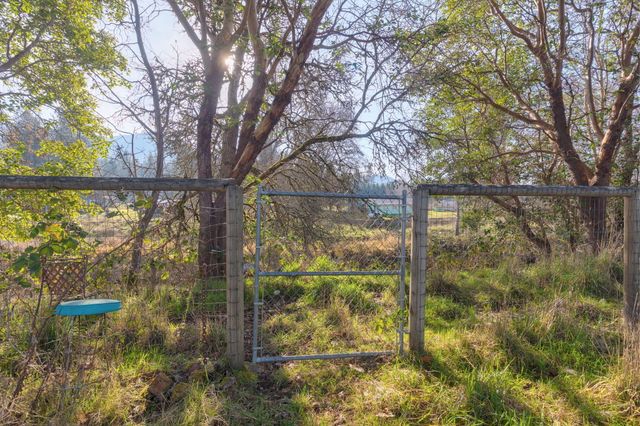 8576 E Evans Creek Road, Rogue River, OR 97537